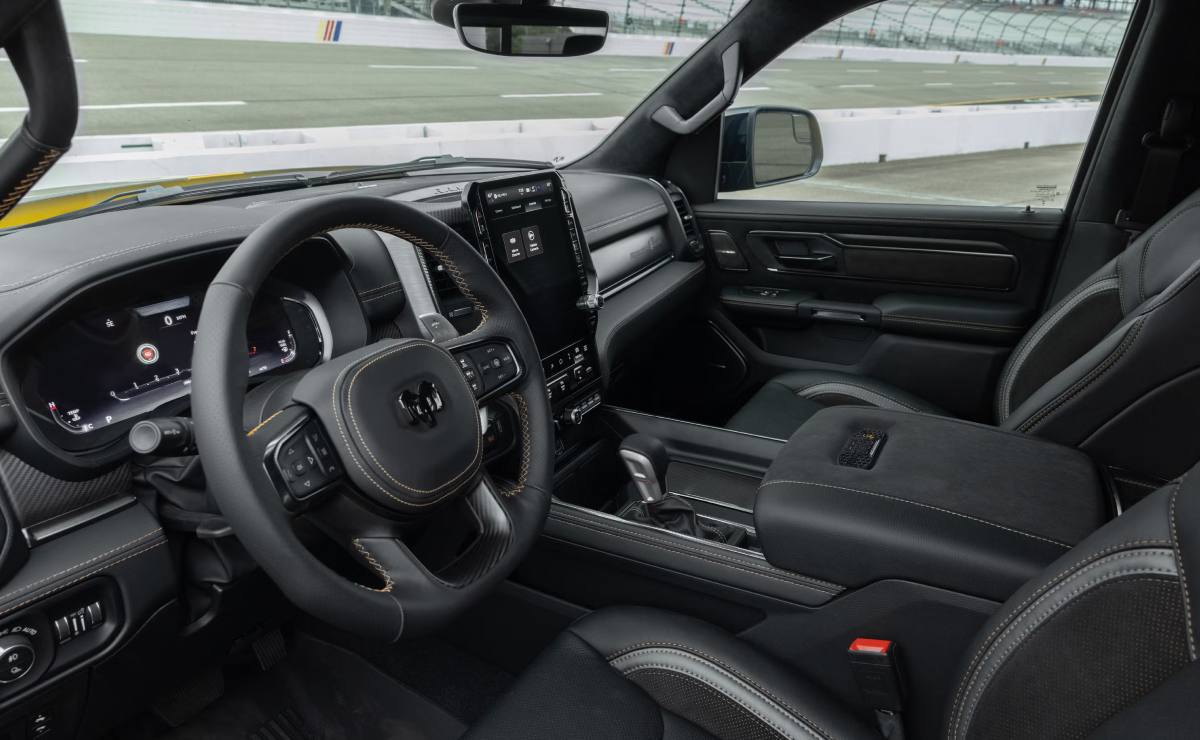 RAM resucita una leyenda V8 con 780 CV: así es la nueva pick up deportiva de la marca 8 ram 1500 rumble bee 4