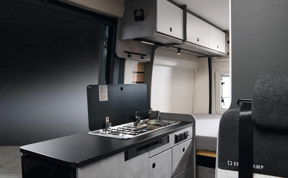 Base de Peugeot Boxer y 5 versiones: la nueva camper pensada para todo público 3 Crosscamp ELMNT por dentro