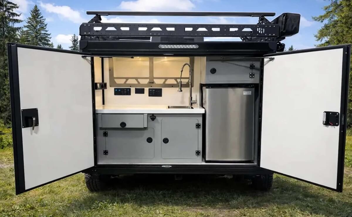 Esta autocaravana cuesta menos de 35000 dólares y es muy completa: ¿la mejor del segmento? 4 Encore RV ROG 12RK FB cocina