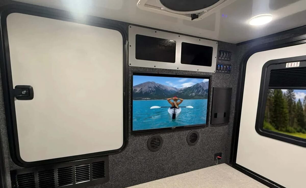 Esta autocaravana cuesta menos de 35000 dólares y es muy completa: ¿la mejor del segmento? 2 Encore RV ROG 12RK FB interior
