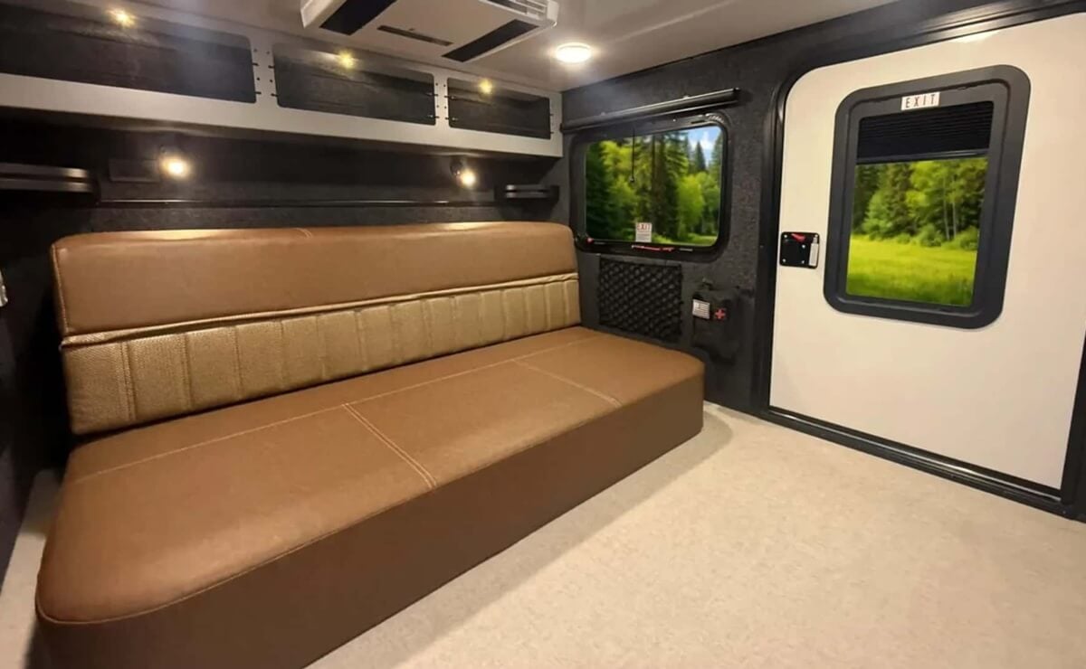 Esta autocaravana cuesta menos de 35000 dólares y es muy completa: ¿la mejor del segmento? 3 Encore RV ROG 12RK FB por dentro