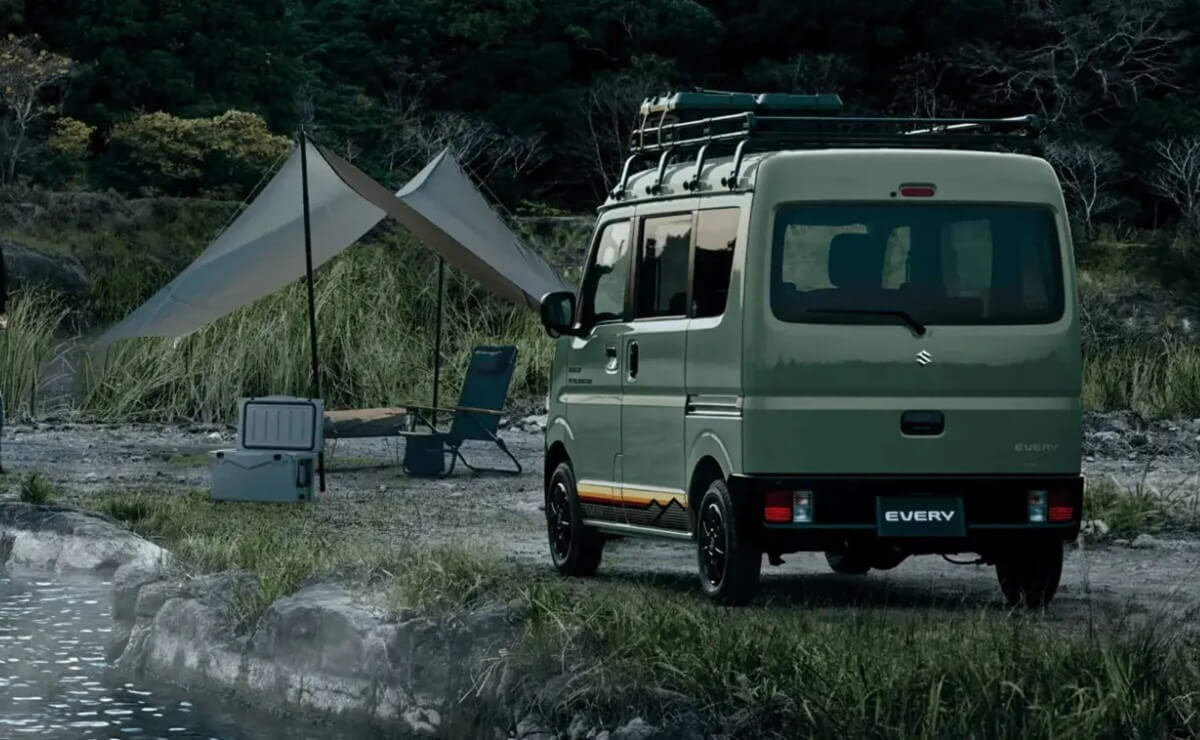 Suzuki Every, la camper más barata para dos personas: cuesta menos de 14000 dólares 3 Suzuki Every perfil