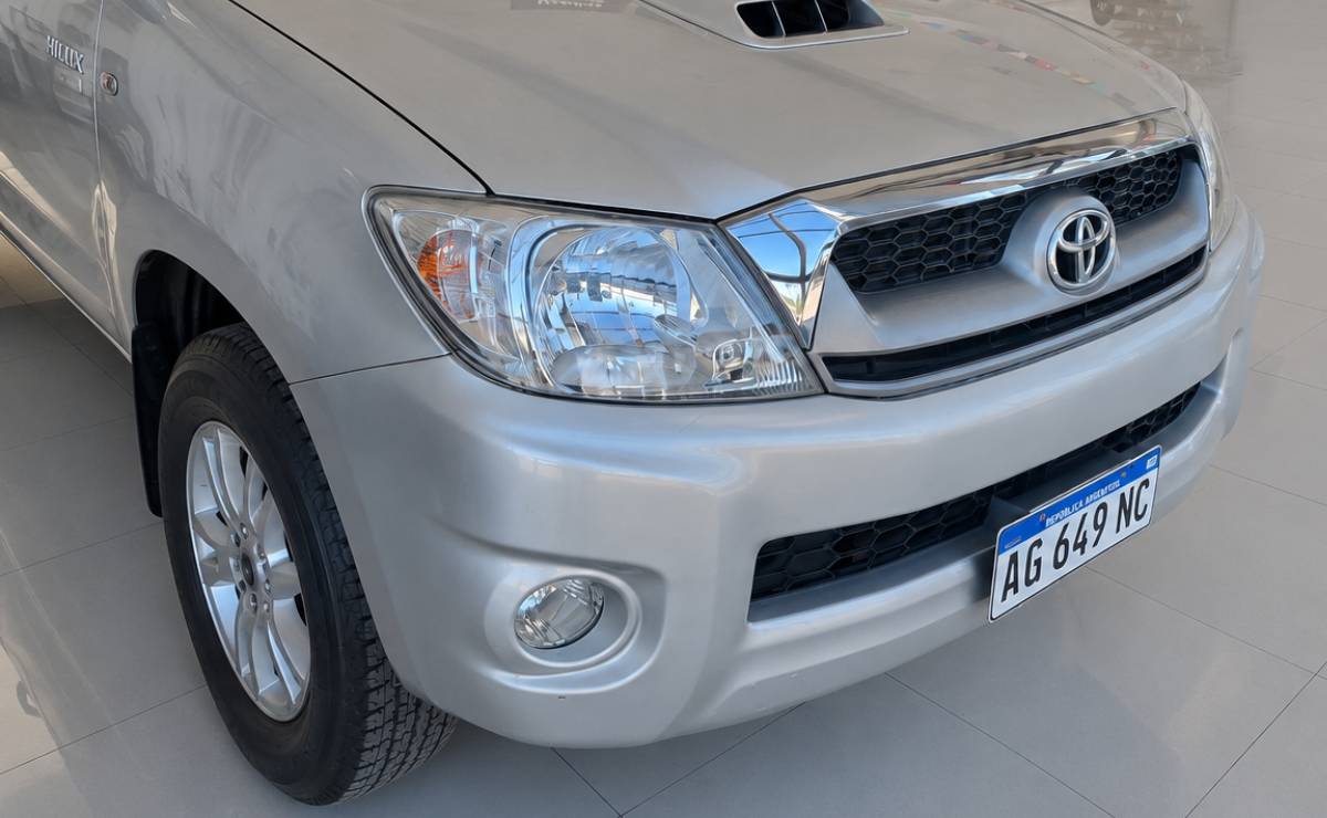 Esta Toyota Hilux es de 2010 y se vende como una pick up 0 km: así se encuentra 1 Una Toyota Hilux del año 2010
