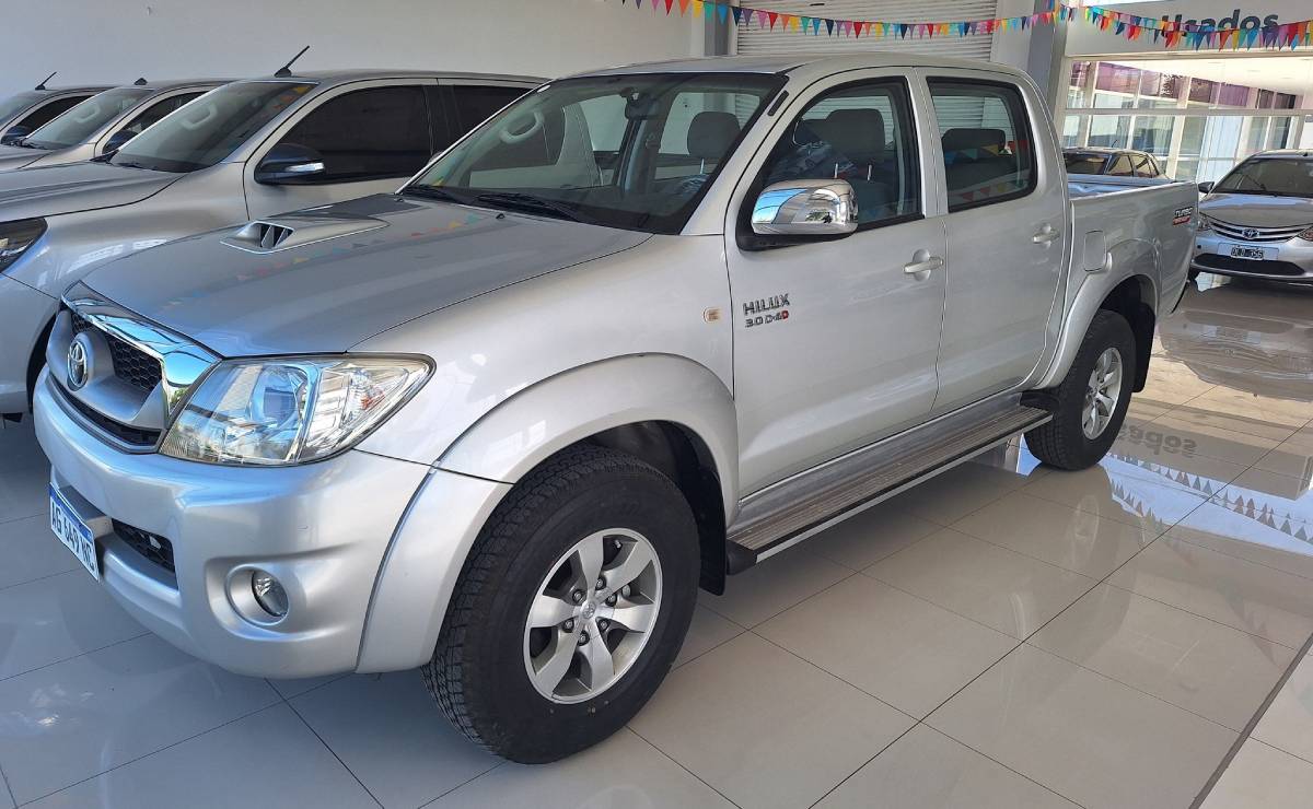 Esta Toyota Hilux es de 2010 y se vende como una pick up 0 km: así se encuentra 3 Toyota Hilux perfil