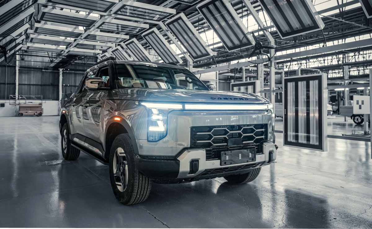 Esta pick up tiene base de Nissan Frontier, más de 400 CV y 1.000 km de autonomía: en qué se destaca y donde se ofrece 3 santana 400 phev 1