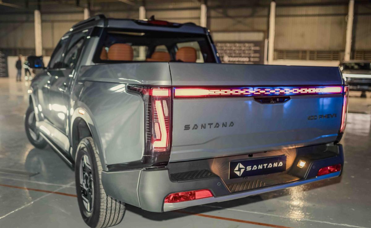Esta pick up tiene base de Nissan Frontier, más de 400 CV y 1.000 km de autonomía: en qué se destaca y donde se ofrece 1 santana 400 phev 2