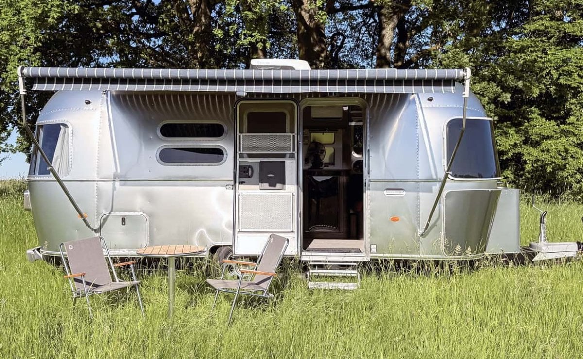 Una marca lanza una caravana de lujo por su 20° aniversario en Europa 1 Airstream 534, la caravana por el 20° aniversario