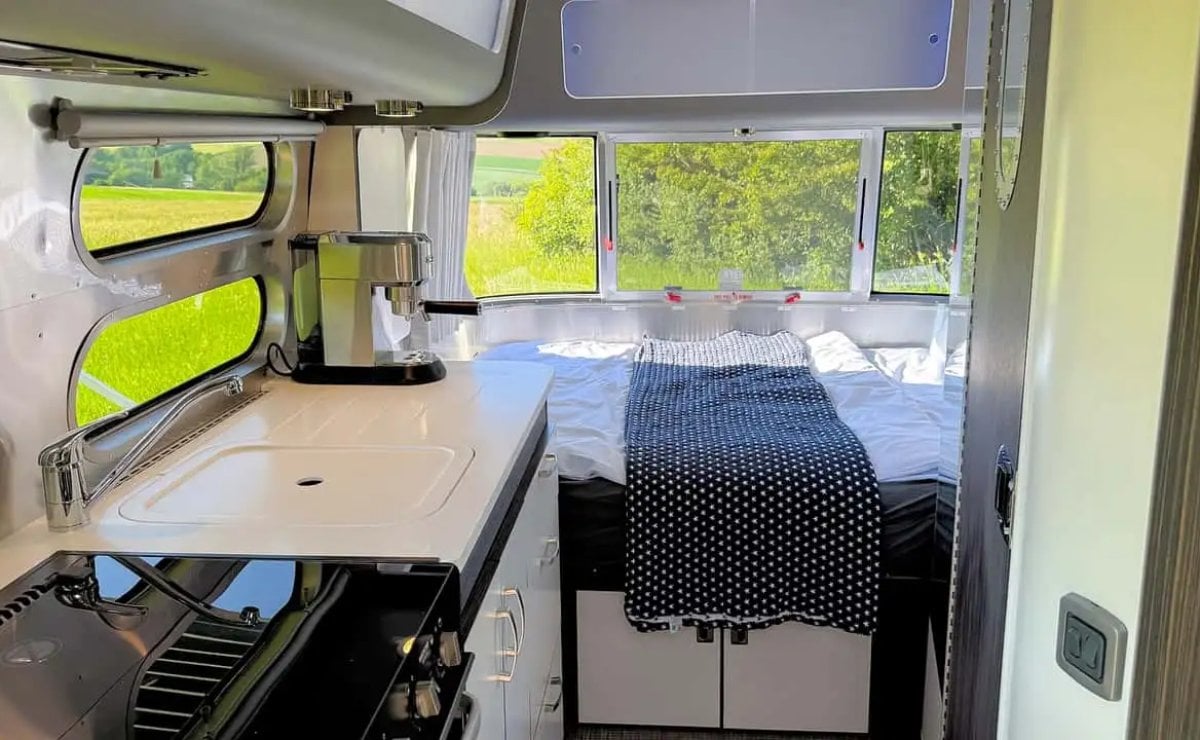 Una marca lanza una caravana de lujo por su 20° aniversario en Europa 2 airstream 5342