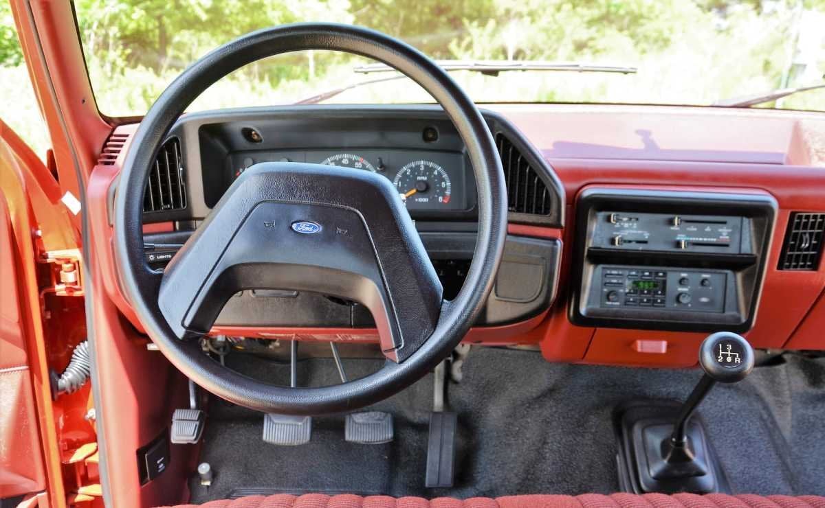 De 1987, pero como una 0 km: esta Ford F-150 sorprende al mundo 4 ford f 150 supercab 19874