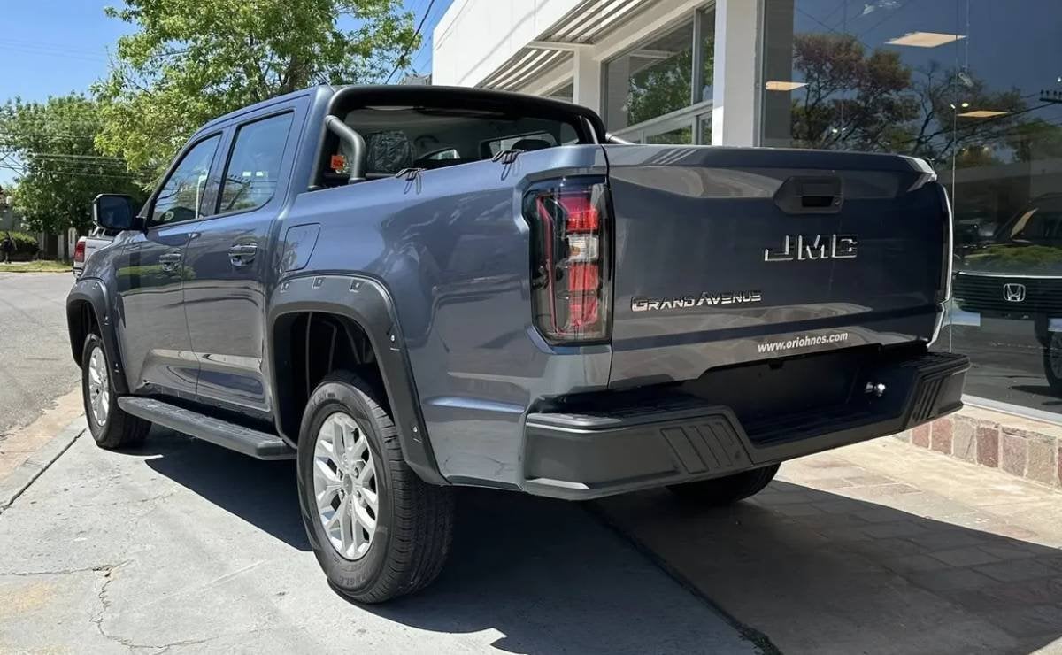 241 CV y gran relación precio-producto: la nueva pick up que va por Toyota Hilux 3 jmc grand avenue4