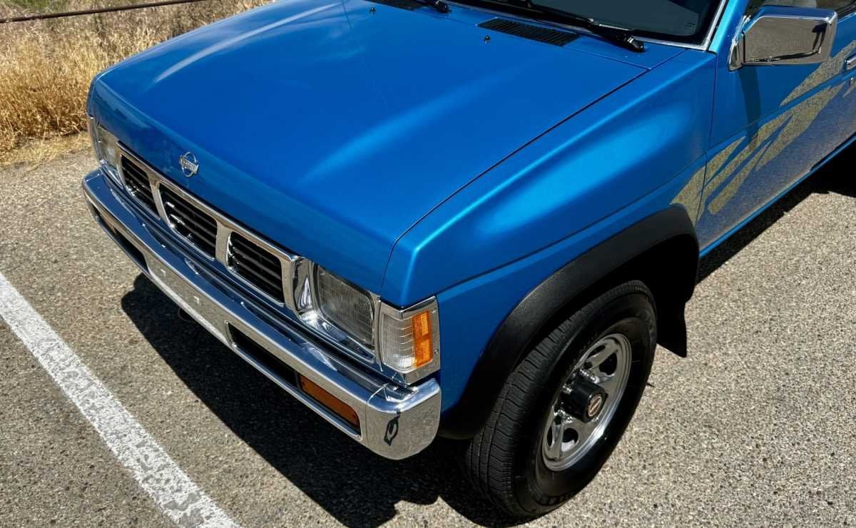 Motor V6, 4x4 y más: la pick up de Nissan de hace 31 años que se subasta 1 nissan hardbody 19951