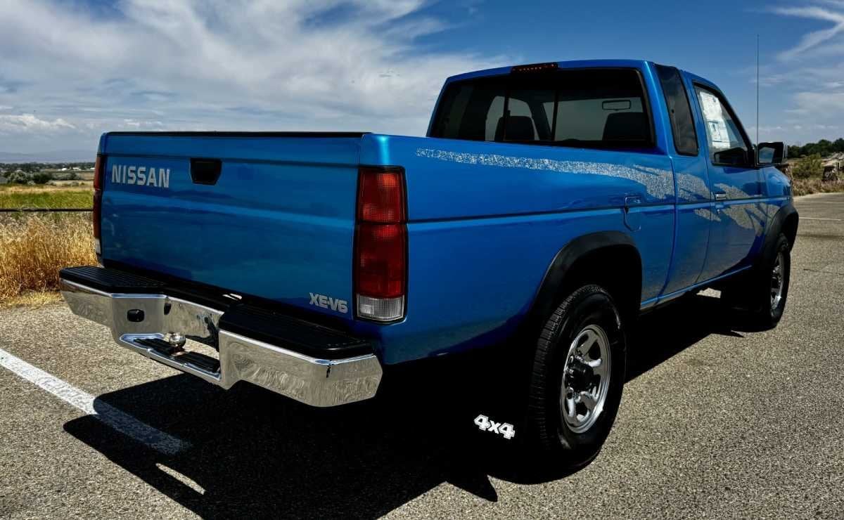 Motor V6, 4x4 y más: la pick up de Nissan de hace 31 años que se subasta 3 nissan hardbody 19953