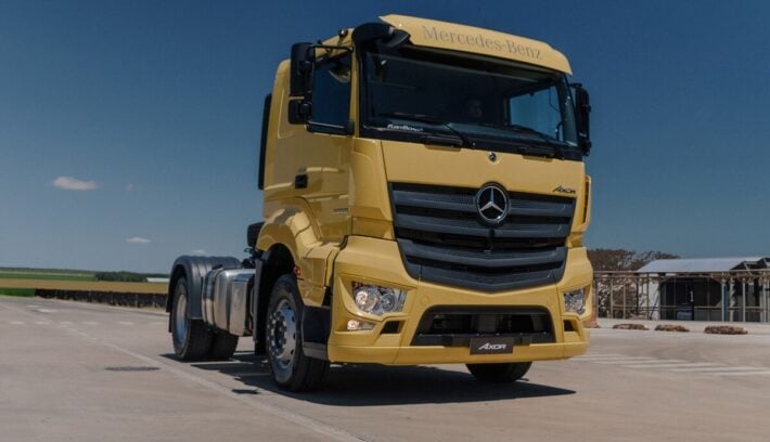 Mercedes-Benz Camiones y Buses y dos de sus modelos