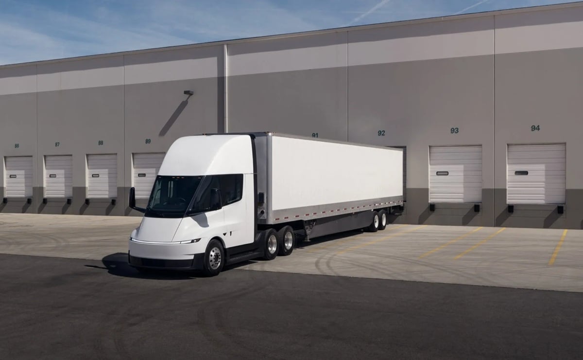 Ahora sí: Tesla confirmó el debut de su nuevo camión para competir contra Mercedes 2 Un Tesla Semi