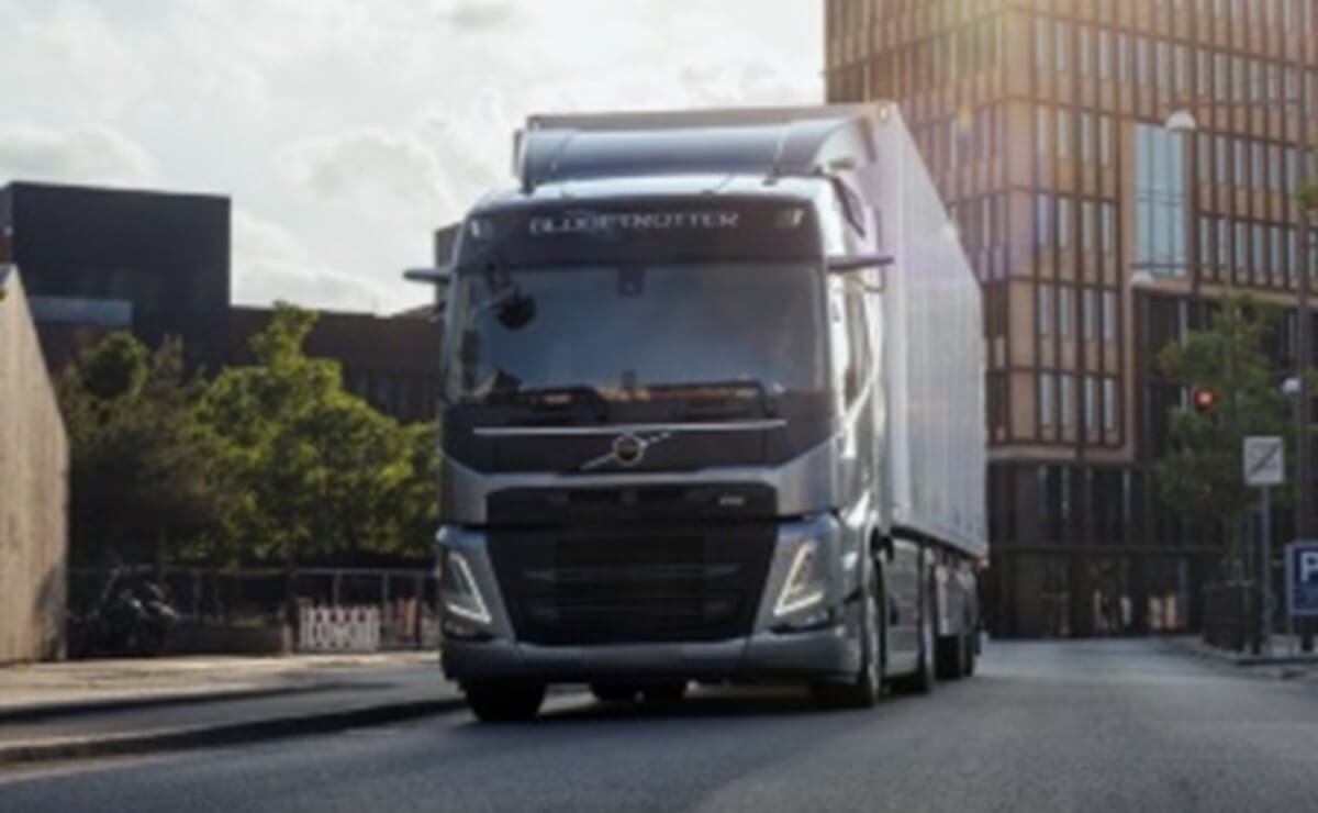 Volvo lidera en reventa de camiones en Brasil: ¿cuáles son sus modelos estrella? 3 Volvo y un camion