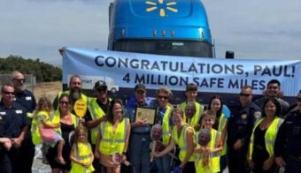 Manejó 160 vueltas al mundo sin accidentes registrados: el récord del chofer de Walmart 30 chofer de walmart transportation alcanza 1200x740 1