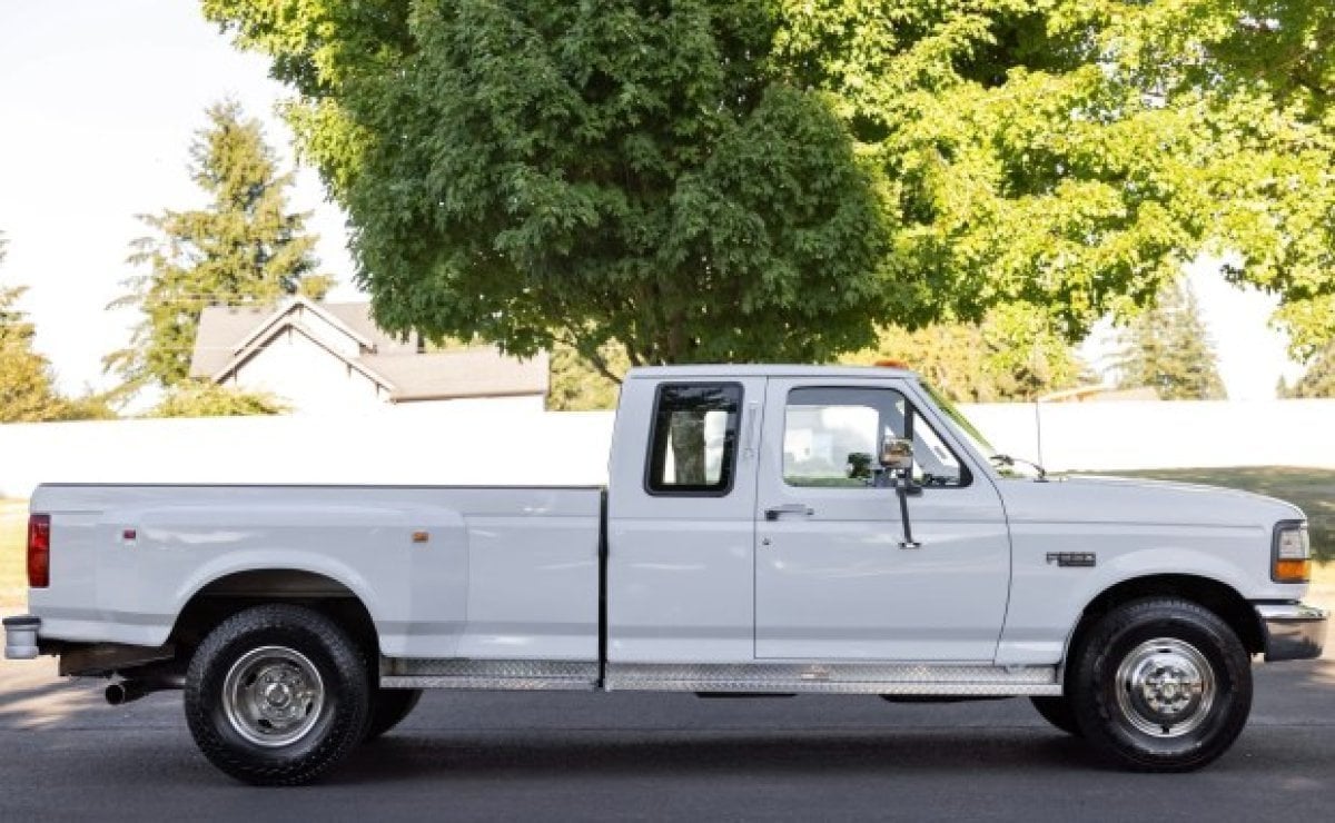 Inesperado hallazgo: Ford F-350 V8 manual de 1993, como nueva y lista para trabajar 1 Una Ford F-350 de hace más de 30 años