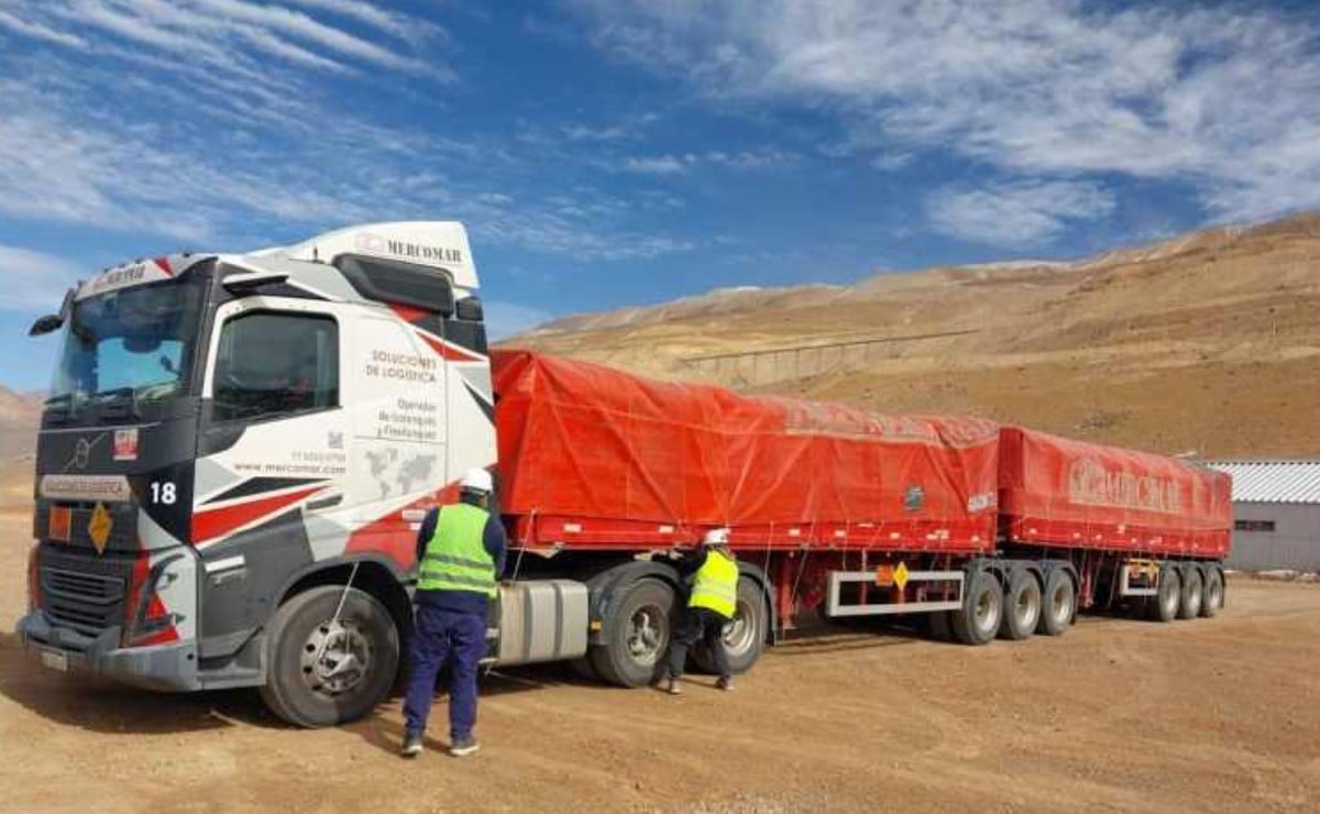 Volvo FH con bitren de 75 toneladas opera con éxito en prueba en la Cordillera de los Ande