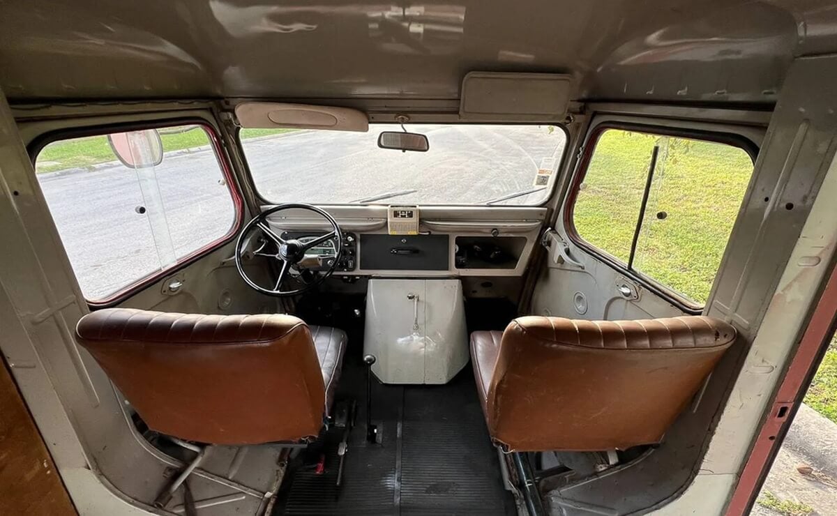 El furgón de Citroën que nadie imaginó encontrar: de 1977, con menos de 50000 km y llamativo 3 Citroen HY Van de 1977 interior