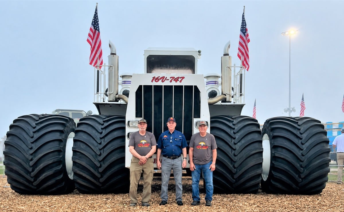 Big Bud 747: el tractor más grande del mundo tiene un V16 diésel 2T de 1.100 hp y ara 24 hectáreas por hora 1 El tractor más grande del mundo ara 4.000 m2 por minuto con su motor diésel 2T, 4.200 Nm d