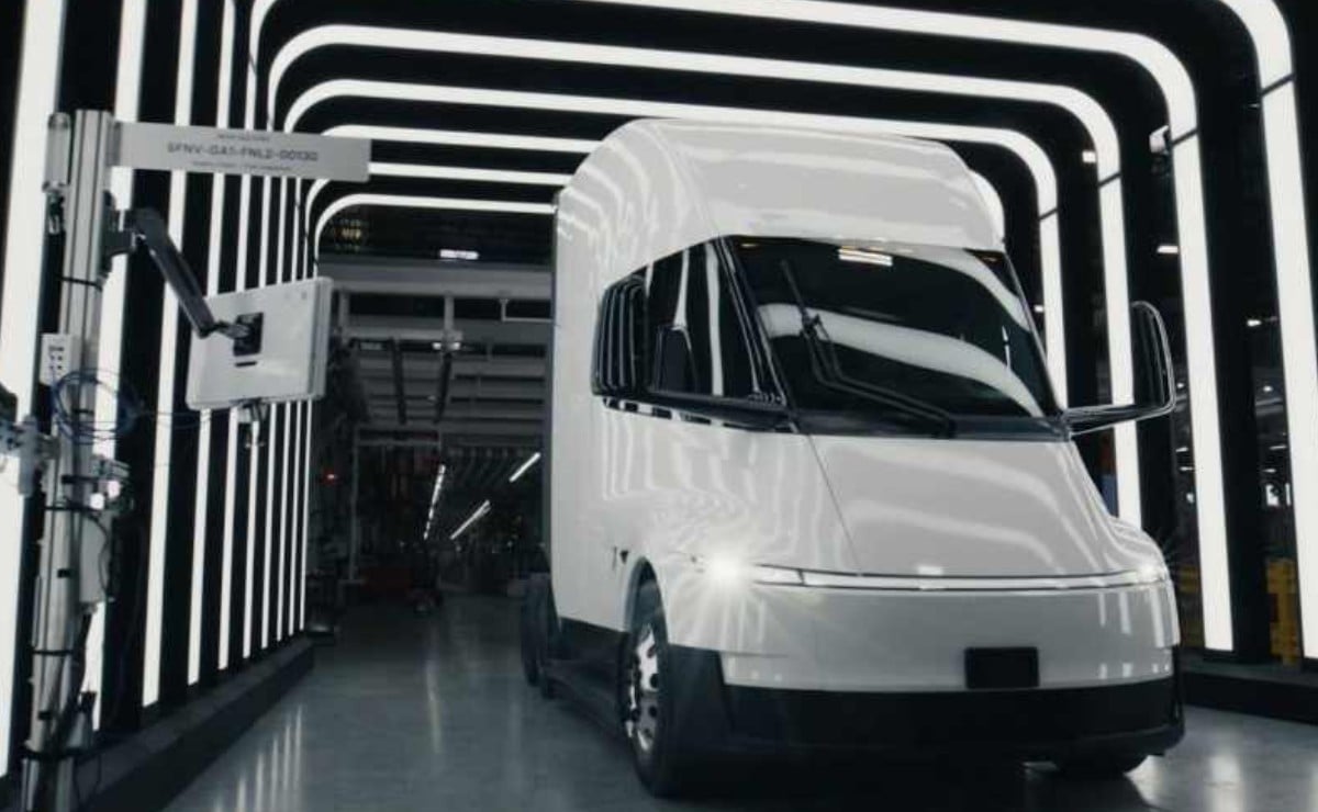 El Tesla Semi ya se fabrica en serie: 800 km de autonomía y 50.000 camiones por año para 2027 1 El Tesla Semi ya se fabrica en serie: 800 km de autonomía y 50.000 camiones por año para 2