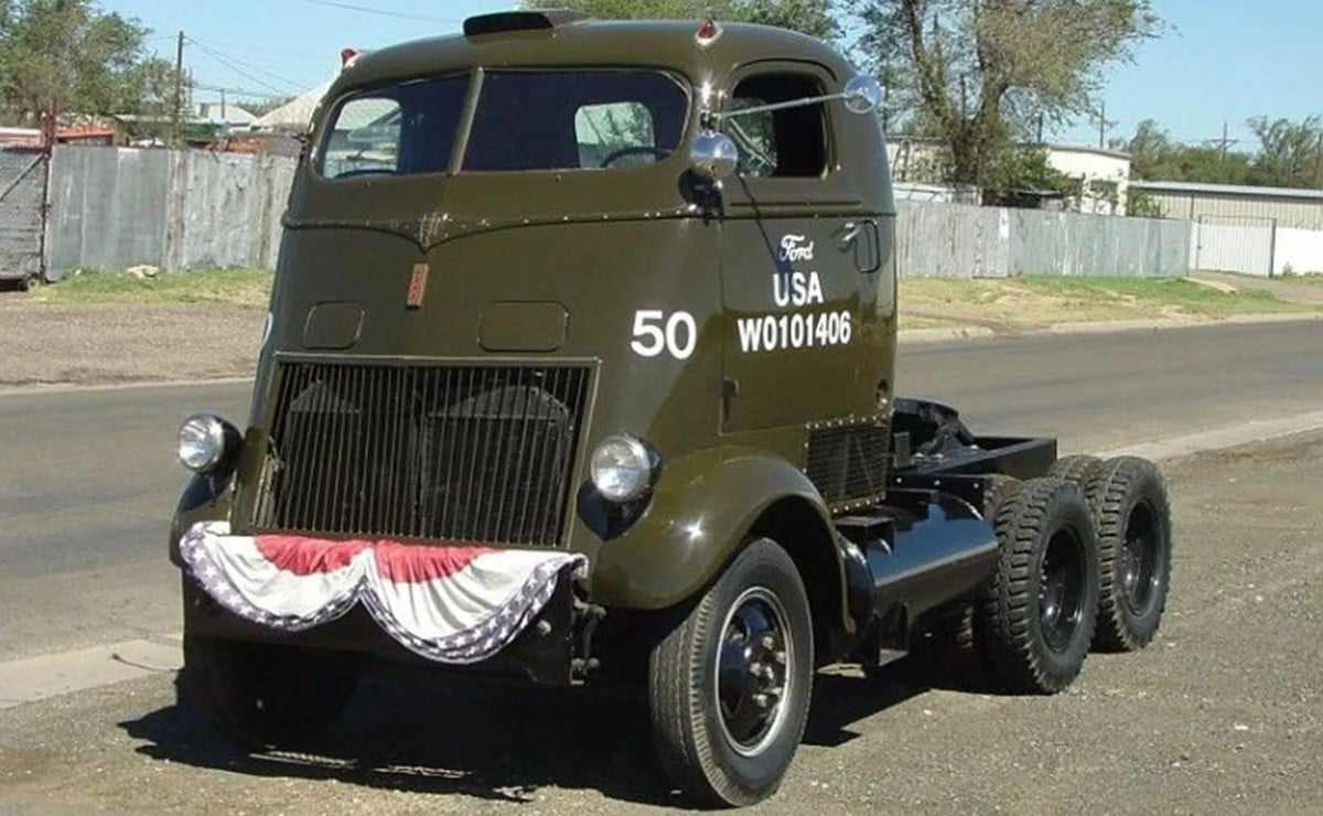 Ford V8 de 1939: solo 95 HP, por eso este camión llevaba DOS motores para poder trepar 1 Los camiones de 1939 tenían tan poca potencia que algunos llevaban dos motores para poder