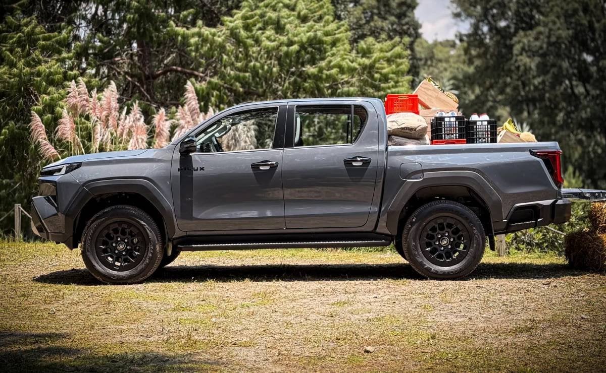 Toyota presentó la nueva Hilux: así será la rival de Ford Ranger que romperá el mercado 2 toyota hilux 20273 2