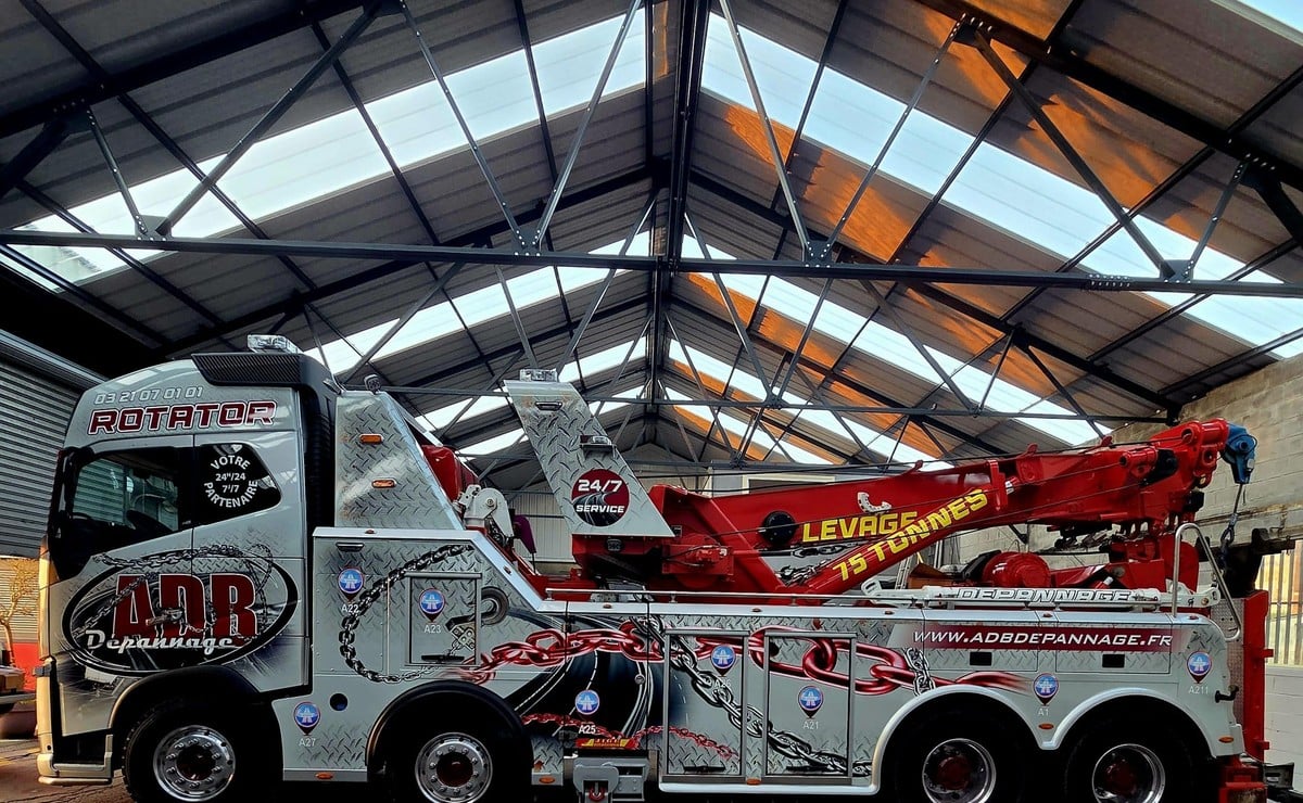 Volvo FH16 8x4 con brazo Rotator de 75 toneladas: el camión de auxilio que también desfila en Le Mans 1 ¿Por qué un Volvo FH16 de 650 CV con 7 treuils es estrella en las 24H Camions?