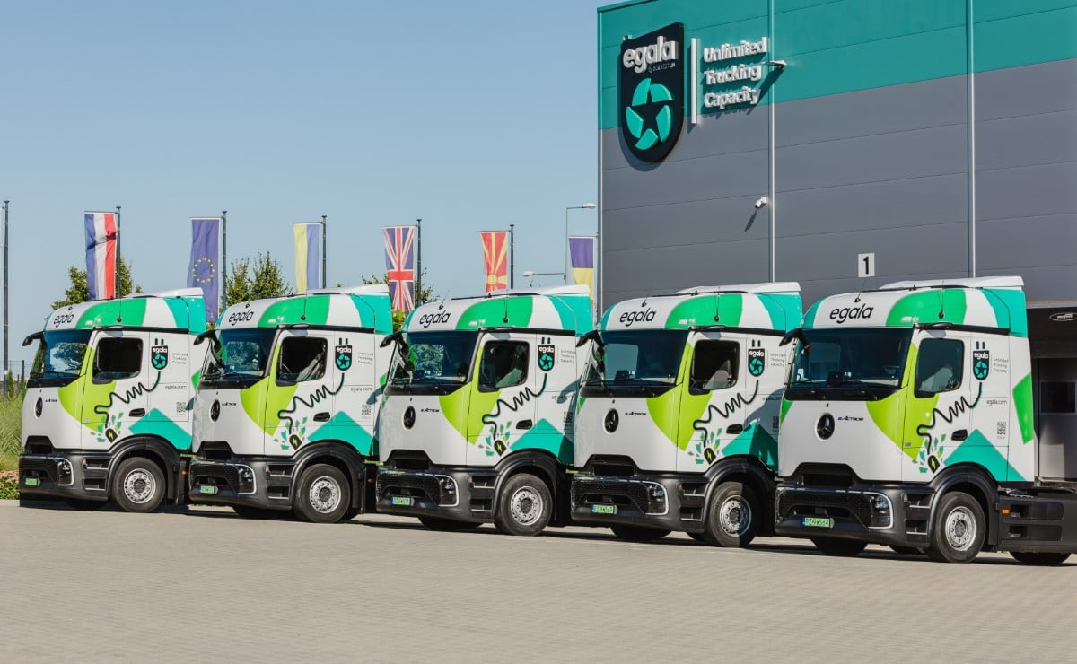 20 eActros ya circulan con patente: la flota eléctrica pesada deja de ser un piloto en Polonia 1 155 Actros y 20 eActros para Egala: la flota de eléctricos ya circula con patentes polacas