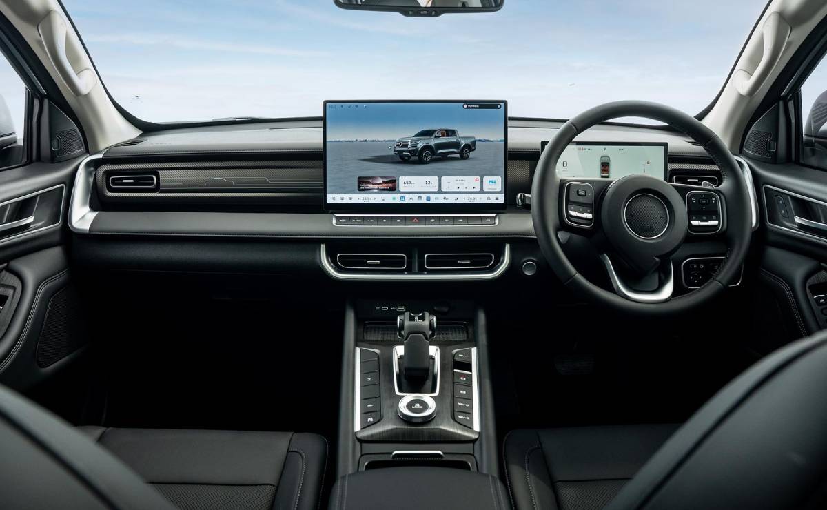 GWM P300 PHEV: la pick up con 422 CV y dos motores para enfrentar a Hilux y Frontier 4 GWM P300 PHEV interior