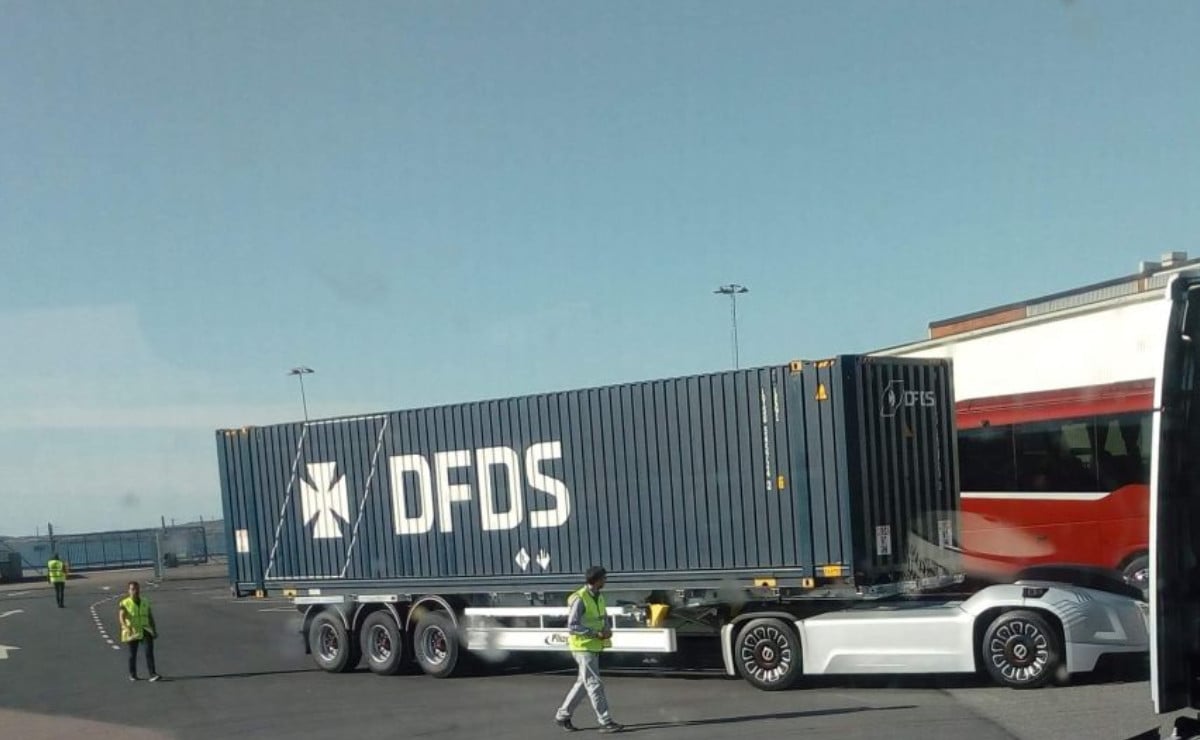 Sin volante, sin asiento y sin sueldo: el tractor de XCMG que mueve semis solo en el puerto 4 sin volante sin asiento y sin sueldo el 1 1