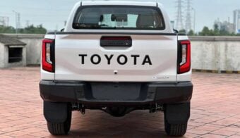 As铆 es la nueva Toyota Hilux 2027: dise帽o futurista, versiones electrificadas y doble pantalla 17 Nueva Toyota Hilux