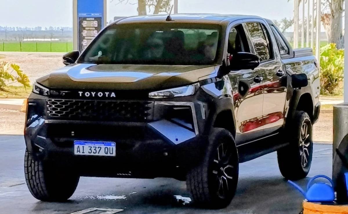 La nueva Toyota Hilux sin camuflaje: así es la renovada pick up mediana 2 toyota hilux 20272 1