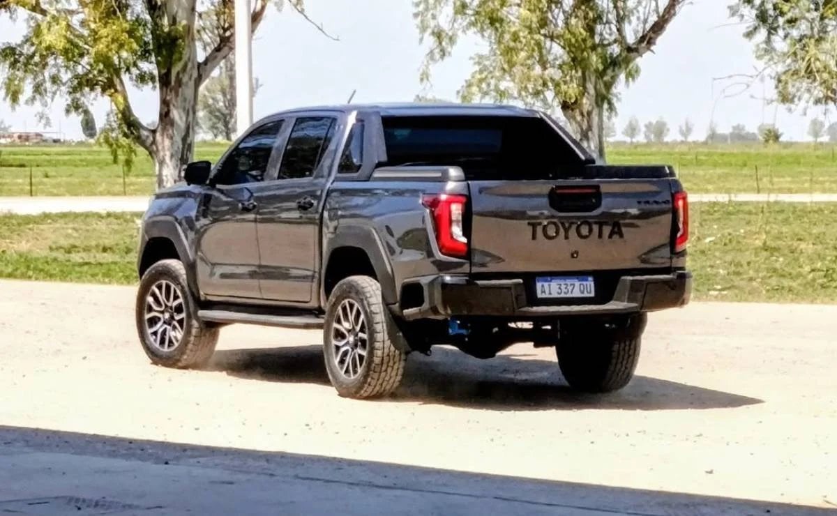 La nueva Toyota Hilux sin camuflaje: así es la renovada pick up mediana 4 toyota hilux 20273 1